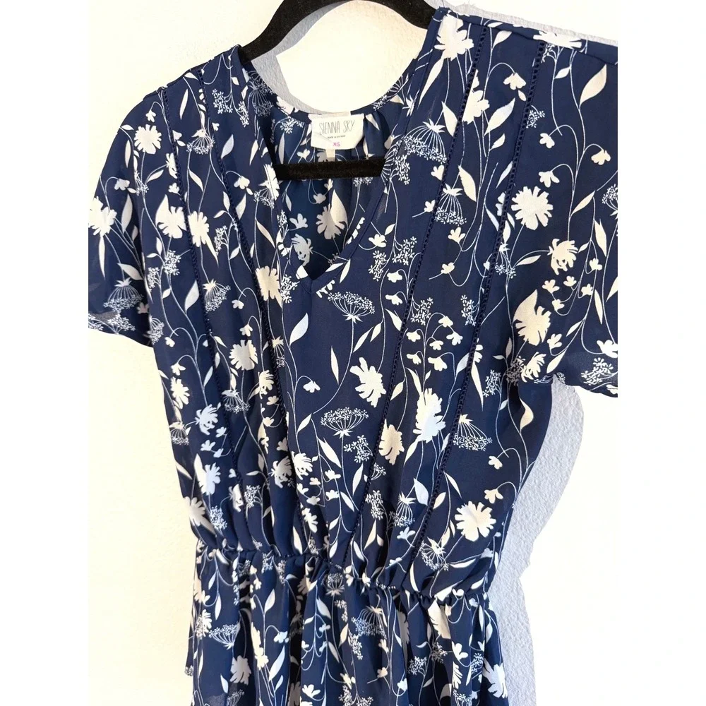 Sienna Sky Navy Blue White Floral Peplum V-Neck Flutter‎ Sleeve Top XS